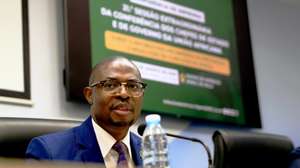 O embaixador de Angola na Etiópia e representante permanente junto da União Africana (UA) e da Comissão Económica das Nações Unidas para África (UNECA), Miguel César Bembe, preside à conferência de imprensa que antecede a reunião da XXI da Conferência Extraordinária de Chefes de Estado e de Governo da UA sobre o reforço dos Mecanismos de Prevenção e Resolução de Conflitos em África, realizada no centro de Imprensa Aníbal de Melo, em Luanda, Angola, 26 de agosto de 2026. AMPE ROGÉRIO/LUSA