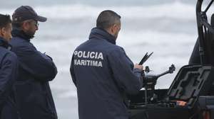Agentes da Polícia Marítima participam nos trabalhos de resgate da embarcação de pesca que virou ao largo das praias de São Pedro do Moel e de Vieira, causando a morte a três pessoas e sete estão desaparecidas, na praia do Samouco, Marinha Grande, 03 de julho de 2024. Oito pessoas foram resgatadas e transportadas para o Porto da Figueira da Foz. CARLOS BARROSO/LUSA