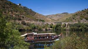 Um barco rabelo navega pelo Rio Douro, junto à Quinta das Fiandeira, em Everdosa do Douro, São João da Pesqueira, Vila Real, 18 de setembro de 2026. Das tradicionais lagaradas ao corte de uvas, caminhadas, miradouros, mas também apanha da azeitona, provas de vinho ou azeite e termas, o Douro diversifica cada vez mais as experiências para mostrar o Património Mundial aos turistas. (ACOMPANHA TEXTO DA LUSA DO DIA 20 DE SETEMBRO DE 2026). PEDRO SARMENTO COSTA/LUSA