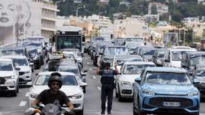 epa12130353 A policeman directs traffic following a power outage that hist South of France in Cannes, France, 24 May 2025. A massive power outage struck the French region of Alpes-Maritimes, including Cannes, on 24 May. According to the Cannes Film Festival, the closing ceremony and all scheduled events are to proceed as planned. The Palais des Festivals has its independent power supply.  EPA/GUILLAUME HORCAJUELO