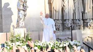epa13263210 Pope Leo XIV leads the Hail Holy Queen prayer outside Notre-Dame Cathedral in Paris, France, 25 September 2026, on the first day of his apostolic journey to the country. Pope Leo XIV is on a visit to France from 25 to 28 September.  EPA/MAURIZIO BRAMBATTI