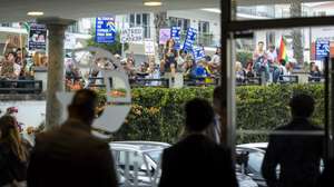 Manifestantes protestam durante o encontro da extrema-direita europeia “Patriots Academy”, no Hotel Vila Galé, na Ericeira, 26 de setembro de 2026. JOSÉ SENA GOULÃO/LUSA