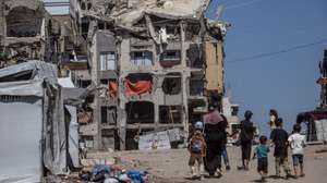 epaselect epa13252370 Displaced Palestinians walk near ruined residential buildings in northern Gaza City, Gaza Strip, 20 September 2026. The UN warned that hundreds of war-damaged structures across Gaza remain at risk of collapse while sheltering displaced families amid acute shelter shortages.  EPA/MOHAMMED SABER