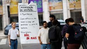 Manifestantes participam no protesto “com uma ordem de despejo enorme para 'despejar o ministro'" Miguel Pinto Luz, “criticar as escolhas políticas” para a área da habitação e para alertar para as manifestações com o lema “Não Dá Mais Pra Viver Assim”, agendadas para dia 10 de outubro, promovido pela plataforma "Não dá mais", junto ao Ministério das Infraestruturas e Habitação, em Lisboa, 30 de setembro de 2026. O protesto dá-se no dia em que a proposta de lei que concede autorização legislativa ao Governo para alterar o regime do arrendamento urbano é discutida e votada na generalidade no Parlamento. FILIPE AMORIM/LUSA