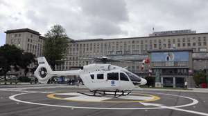 Helicóptero Airbus H145 de emergência médica ao serviço do Instituno Nacional de Emergência Médica (INEM) aterra no heliporto do Hospital Santa Maria, em Lisboa, 4 de maio de 2026. JOÃO RELVAS/LUSA