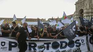 Manifestação de polícias convocada pela ASPP (Associação Sindical dos Profissionais da Polícia) devido ao “quadro de constrangimentos, dificuldades e desmotivação” dos polícias e ao incumprimento de parte do acordo de 2024, que aumentou o valor do suplemento de risco pago aos polícias, nomeadamente as tabelas remuneratórias, Lisboa, 08 de outubro de 2026. MANUEL DE ALMEIDA/LUSA