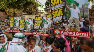epaselect epa13289612 Congress party workers and supporters hold placards and shout slogans during a protest in Mumbai, India, 08 October 2026. The protest was held against the detention and alleged mistreatment of Congress leaders Rahul Gandhi and Priyanka Gandhi Vadra in New Delhi and was part of the Congress' nationwide 'Black Day' against the Delhi Police action. The party is demanding the removal of India's Chief Election Commissioner (CEC) Gyanesh Kumar, alleging that the Special Intensive Revision (SIR) of electoral rolls has resulted in the deletion of millions of voters and contributed to what it describes as 'rigged' elections in several states.  EPA/DIVYAKANT SOLANKI