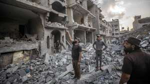 epa13290962 Palestinians inspect the rubble of destroyed homes following an Israeli airstrike in the Al-Sabra neighborhood of Gaza City, 09 October 2026. According to a report from the Ministry of Health in Gaza, at least three Palestinians, including an eight-year-old boy, were killed and eight others injured in an Israeli airstrike last night in Gaza City.  EPA/MOHAMMED SABER