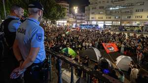 Os manifestantes que protestam contra os preços na habitação voltaram a montar tendas de campismo na praça de D. João I, Porto, 14 de outubro de 2026. Os manifestantes reunidos pela habitação, na Praça D. João I desde sábado, fazem-no “não como uma escolha de lazer, ou de campismo, mas como ato de desespero político”. PEDRO GRANADEIRO/LUSA