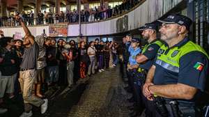Os manifestantes que protestam contra os preços na habitação voltaram a montar tendas de campismo na praça de D. João I, Porto, 14 de outubro de 2026. Os manifestantes reunidos pela habitação, na Praça D. João I desde sábado, fazem-no “não como uma escolha de lazer, ou de campismo, mas como ato de desespero político”. PEDRO GRANADEIRO/LUSA