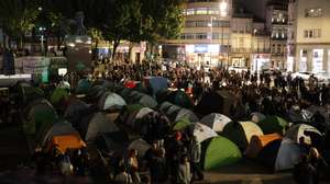 Largas centenas de pessoas concentram-se em defesa do direito à habitação numa acampada na praça D. João I, no Porto,17 de outubro de 2026. RITA FRANÇA/LUSA