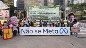 epa13316171 Supporters of Brazilian President Luiz Inacio Lula da Silva take part in a protest outside the headquarters of tech giant Meta over allegations that the company favored content from opposition figure Flavio Bolsonaro at the expense of that from the progressive candidate, in Sao Paulo, Brazil, 19 October 2026.  EPA/ISAAC FONTANA
