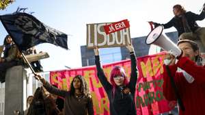 Estudantes manifestam-se à porta da Escola Artística António Arroio num protesto promovido pelo movimento de alunos CHUMBADO.PT e pelo movimento Estudantes pelo Fim ao Fóssil, em Lisboa, 23 de outubro de 2026. FILIPE AMORIM/LUSA