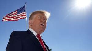 epa13331095 US President Donald Trump speaks to members of the media on the South Lawn of the White House before boarding Marine One en route Port Huron, Michigan in Washington, DC, USA, 25 October 2026.  EPA/YURI GRIPAS / POOL