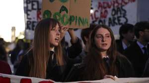 Estudantes da Universidade de Coimbra durante a manifestação para exigir o aumento do investimento público no Ensino Superior, a progressiva gratuitidade do acesso ao Esino Superior, o reforço da Ação Social, a redução dos preços nas residências e cumprimento do Plano Nacional para o Alojamento no Ensino Superior, e a rejeição do Decreto da Exclusão (Regime Jurídico dos Graus e Diplomas), que percorreu as ruas entre a Universidade de Coimbra e a Associação Académica de Coimbra, 28 de outubro de 2026. PAULO NOVAIS/LUSA