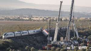 epaselect epa13338243 Heavy machinery and emergency personnel deployed to work at the scene of a collision between two high-speed trains, Iryo and AVE, in the village of Urda, Toledo, Spain, 29 October 2026. At least 68 people have been killed and dozens more injured in the accident on 28 October in the province of Toledo, south of the Spanish capital, Madrid.  EPA/J.J. GUILLEN