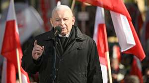 epa13311614 Law and Justice (PiS) chairman Jaroslaw Kaczynski (C) speaks during a protest in front of the Constitutional Tribunal (TK) headquarters in Warsaw, Poland, 17 October 2026. Clashes took place on 14 October in front of the Constitutional Tribunal headquarters between the police and gathered activists, including members of the Border Defense Movement (Ruch Obrony Granic) and 'Gazeta Polska' clubs. Protesters attempted to block Judge Maciej Berek from entering the Constitutional Tribunal; Berek had taken his oath of office in the Sejm, but Polish President Nawrocki had refused to accept or recognize the swearing-in because the oath had not been taken in the president's presence.  EPA/Marcin Obara POLAND OUT