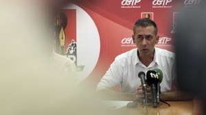 O secretário-Geral da CGTP-IN, Tiago Oliveira, intervém durante uma conferência de imprensa, em Lisboa, 29 de outubro de 2026. O encontro considera a atual situação política nacional e a falta de soluções do Orçamento de Estado de 2027 para resolver o impacto do aumento do custo de vida na generalidade dos bens de primeira necessidade. CARLOS M. ALMEIDA/LUSA