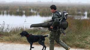 Um caçador no final de uma caçada ao pato, na ilha da Morraceira, junto à Figueira da Foz, Coimbra, 20 de agosto de 2020. A pandemia de covid-19 não afetou a caça ao pato no estuário do rio Mondego, mas os convívios realizados pelos caçadores no final das caçadas deixaram de suceder devido ao novo coronavírus. (ACOMPANHA TEXTO DE 21 DE AGOSTO DE 2020). PAULO NOVAIS/LUSA