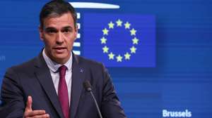 epa10938625 Spain's Prime Minister Pedro Sanchez speaks during a press conference at the end of the Tripartite Social Summit in Brussels, Belgium, 25 October 2023. The Tripartite Social Summit is a forum for dialogue between the EU institutions at president level and the European social partners at top management level.  EPA/OLIVIER HOSLET