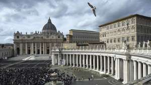 epa11196167 A handout photo made available by the Vatican Media shows faithful gathered at St. Peter&#039;s Square to listen to Pope Francis leading his Angelus prayer from the window of his office, at the Vatican City, 03 March 2024.  EPA/VATICAN MEDIA / HANDOUT  HANDOUT EDITORIAL USE ONLY/NO SALES HANDOUT EDITORIAL USE ONLY/NO SALES