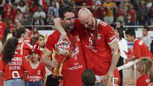 Os jogadores do Benfica André Lopes (C-E) e Hugo Gaspar (C-D) festejam a conquista do título no Campeonato Nacional de Voleibol, após vencerem o A.J. Fonte Bastardo no quinto jogo da final do playoff do Campeonato Nacional, realizado no pavilhão da Luz, em Lisboa, 06 de maio de 2023. JOSÉ SENA GOULÃO/LUSA