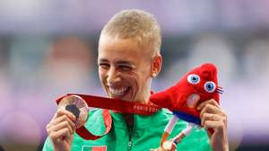 A atleta portuguesa Carolina Duarte durante a cerimónia de entrega da medalha de bronze conquistada na final da prova de atletismo 400m T13, dos Jogos Paralímpicos Paris2024, em Paris, França, 07 de setembro de 2024. ANTÓNIO PEDRO SANTOS/LUSA