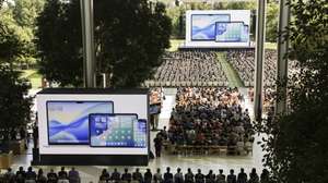 epa12166691 People watch a video about Apple's new software and device developments during the 2025 Apple Worldwide Developers Conference (WWDC) on the campus of Apple Park in Cupertino, California, USA, 09 June 2025.  EPA/JOHN G. MABANGLO