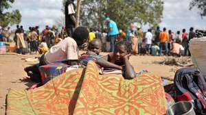 Cerca de 1.900 famílias deslocadas, fugidas de ataques armados em aldeias de Chiúre, estão acomodadas na Escola Primária Completa dos Coqueiros, Cabo Delgado, Moçambique, 29 de julho de 2025. Moçambique tem sofrido, nos últimos tempos, ataques, sobretudo na província de Cabo Delgado, no norte do país, rica em gás e que enfrenta desde 2017 uma rebelião armada, que já provocou milhares de mortos e uma crise humanitária, com mais de um milhão de pessoas deslocadas. (ACOMPANHA TEXTO)  LUÍSA NHANTUMBO/LUSA