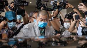 epa12718874 Pro‑democracy supporter and media tycoon Jimmy Lai Chee‑ying (C), founder of Hong Kong Apple Daily, makes his way through members of the media as he leaves the West Kowloon Courts Building in Hong Kong, China, 03 September 2020 (reissued 09 February 2025). A court in Hong Kong sentenced 78-year-old media tycoon and pro-democracy advocate Jimmy Lai, who holds British citizenship, to 20 years in prison for national securites offenses and sedition. Lai denies all charges.  EPA/JEROME FAVRE
