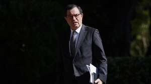 O ministro da Economia e da Coesão Territorial, Manuel Castro Almeida, à chegada para a reunião extraordinária do Conselho de Ministros no Palácio de São Bento, em Lisboa, 22 de abril de 2026. FILIPE AMORIM/LUSA