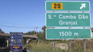 Viaturas circulam no IP3 entre Coimbra e Viseu, que vai sofrer uma intervenção agora programada a decorrer até 2027, com o início das obras em 2024 no troço entre Santa Comba Dão e Viseu, para diminuir o número de acidentes e vítimas, Coimbra, 4 de outubro de 2023. (ACOMPANHA TEXTO DE 14 DE OUTUBRO 2023) PAULO NOVAIS/LUSA