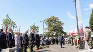 epa11514612 Polish President Andrzej Duda (3-L) and German President Frank-Walter Steinmeier (C) attend a wreath laying ceremony at the Monument to the Victims of the Wola Massacre, during the 80th anniversary of Warsaw Uprising in Warsaw, Poland, 01 August 2024. The Warsaw Uprising started on 01 August 1944 as the biggest resistance operation in Nazi-occupied Europe. Initially intended to last several days, it continued for over two months before being suppressed by the Nazis. The uprising claimed the lives of about 18,000 insurgents and around 180,000 civilians.  EPA/RAFAL GUZ POLAND OUT