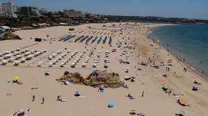 Falta de turistas na praia da Rocha devido à pandemia de covid-19 leva ao desespero de muitos comerciantes, que são obrigados a fecharem as portas por falta de clientes, em Portimão, 24 de junho de 2021. (ACOMPANHA TEXTO DA LUSA DO DIA 27 DE JUNHO DE 2021). LUÍS FORRA/LUSA