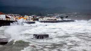A depressão LOLA começou a afetar os grupos Ocidental e Central dos Açores, mas "o período mais crítico” é esperado na quinta-feira, informou o Instituto Português do Mar e da Atmosfera (IPMA), Ponta Delgada, Açores, 22 de abril de 2021. Num comunicado, a delegação dos Açores do IPMA adianta que a depressão deverá encontrar-se, na madrugada de quinta-feira, "centrada a cerca de 300 quilómetros a norte/nordeste do Corvo", prevendo-se "um aumento significativo da intensidade do vento, com rajadas entre 120 a 130 quilómetros por hora nos grupos Ocidental (Flores e Corvo) e Central (Terceira, Pico, São Jorge, Graciosa e Faial) e até 100 quilómetros por hora no grupo Oriental (São Miguel e Santa Maria). EDUARDO COSTA /LUSA