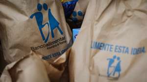 Voluntários trabalham na recolha de alimentos nas instalações do Banco Alimentar Contra a Fome, em Lisboa, 27 de novembro de 2021. Nos próximos dias 27 e 28 de novembro, a campanha de recolha de alimentos promovida pelos Bancos Alimentares Contra a Fome volta a ter equipas de voluntários nos supermercados de todo o país, a convidar os portugueses, de forma mais pessoal, à partilha de alimentos com as famílias com necessidades para que possam ter, não só um Natal mais feliz, mas alimento à mesa todos os dias.  RODRIGO ANTUNES/LUSA