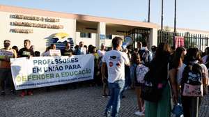 Protesto de professores em greve convocado pelo sindicato de todos os profissionais da educação (STOP) em frente à escola EB 2/3 D Martinho Castelo Branco em Portimão,19 de setembro de 2023. A greve nacional inclui todos os trabalhadores docentes e trabalhadores com funções docentes, bem como todos os outros trabalhadores que exerçam a sua atividade profissional  no setor da educação.LUIS FORRA/LUSA