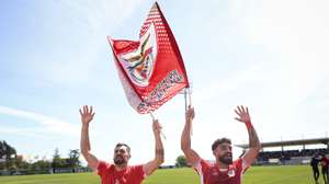 Os jogadores do Santa Clara festejam a subida à I Liga, no fim do jogo da 33ª jornada da II liga de futebol contra o Mafra, disputado no Estádio Municipal de Mafra, 12 de maio de 2024. O Santa Clara venceu hoje o Mafra por 2-0, em jogo da 33.ª jornada da II Liga de futebol, num jogo que dominou e em que entrou já a saber que tinha lugar garantido na I Liga 2024/25. FILIPE AMORIM/LUSA