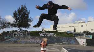 O skater Gustavo Ribeiro, fala em entrevista à Agência Lusa no Estoril, 4 de janeiro de 2024. (ACOMPANHA TEXTO DA LUSA DE 7 JANEIRO DE 2024) TIAGO PETINGA/LUSA