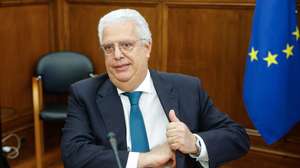 O ministro da Economia, Pedro Reis, à chegada para a sua audição na Comissão de Economia, Obras Públicas e Habitação, na Assembleia da República, em Lisboa, 10 de julho de 2024. ANTÓNIO PEDRO SANTOS/LUSA