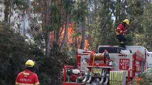 Bombeiros de Câmara de Lobos combatem incêndio na Estrada Nova do Castelejo, na freguesia do Estreito de Câmara de Lobos, em Câmara de Lobos, 18 de agosto de 2024, HOMEM DE GOUVEIA/LUSA