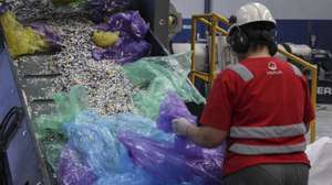 Uma funcionária faz a seleção de plásticos para reciclagem na empresa “Micronipol Becomes Veolia” em Freixianda, durante o Electrão Open Day sobre o tratamento de resíduos para reciclagem, embalagens, pilhas ou equipamentos elétricos usados, em Ourém, 14 de março de 2025. (ACOMPANHA TEXTO DA LUSA DO DIA 15 DE MARÇO DE 2025). MIGUEL A. LOPES/LUSA