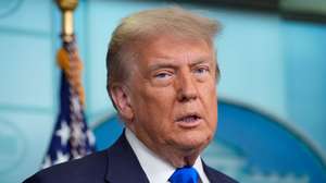 epa12201700 US President Donald Trump holds a press briefing after Supreme Court ruling at the White House in Washington, DC, USA, 27 June 2025. Earlier in the day, the Supreme Court ruled in the Trump administration's favor to curb nationwide injunctions on the president's birthright citizenship order.  EPA/YURI GRIPAS / POOL