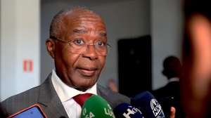 O antigo primeiro-ministro de Angola, Marcolino Moco, fala aos jornalistas durante a primeira reunião ordinária da comissão diretiva provisória do PRA JA Servir Angola, que decorreu em Viana, Luanda, 23 de fevereiro de 2024. Os líderes da oposição angolana mostraram-se unidos em torno da plataforma Frente Patriótica Unida, que querem ver consolidada, tendo apontado preocupações comuns, como os poderes presidenciais excessivos, numa reunião do projeto político PRA JA Servir Angola, de Abel Chivukuvuku. AMPE ROGÉRIO/LUSA