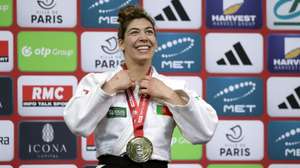 epa11870859 Gold medallist Patricia Sampaio of Portugal celebrates on the podium of the women's -78kg category at the Paris Judo Grand Slam in Paris, France, 02 February 2025.  EPA/CHRISTOPHE PETIT TESSON