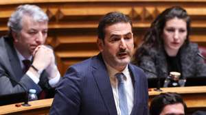 O  líder parlamentar do Partido Social Democrata (PSD), Hugo Soares, intervém durante o debate quinzenal, com a presença do primeiro-ministro, Luís Montenegro (ausente na foto) na Assembleia da República, em Lisboa, 19 de fevereiro de 2026. ANTÓNIO COTRIM/LUSA
