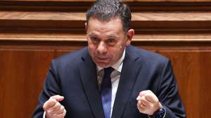 O primeiro-ministro, Luís Montenegro, intervém na sessão plenária na Assembleia da República, em Lisboa, 15 de abril de 2026. ANTÓNIO COTRIM/LUSA