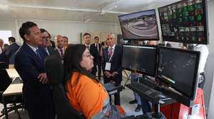 O primeiro-ministro, Luís Montenegro (D), acompanhado do ministro da Economia e da Coesão Territorial, Manuel Castro Almeida, observa técnicos que controlam remotamente veículos qu trabalham no interior da mina, durante uma visita à mina da empresa Almina - Minas do Alentejo, Aljustrel, 15 de junho de 2026. NUNO VEIGA/LUSA