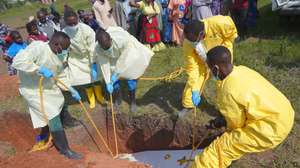 epaselect epa13207576 Health workers bury the coffin during the funeral ceremony for victims of the Ebola outbreak in Nyamurongo cemetery in Bunia, Ituri, Democratic Republic of Congo, 02 September 2026. The Ebola epidemic, caused by the Bundibugyo strain of the virus, has claimed 3,007 deaths and infected 6,186 people, according to the Congolese National Institute of Public Health (INSP).  EPA/STRINGER