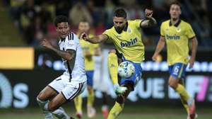 O jogador do Arouca, Javier Felipe (C), disputa a bola com o jogador do Estrela Amadora, Antonetti (E), durante o jogo da I Liga de futebol realizado no Estádio Municipal de Arouca, em Arouca, 11 de outubro de 2026. MANUEL FERNANDO ARAÚJO/LUSA